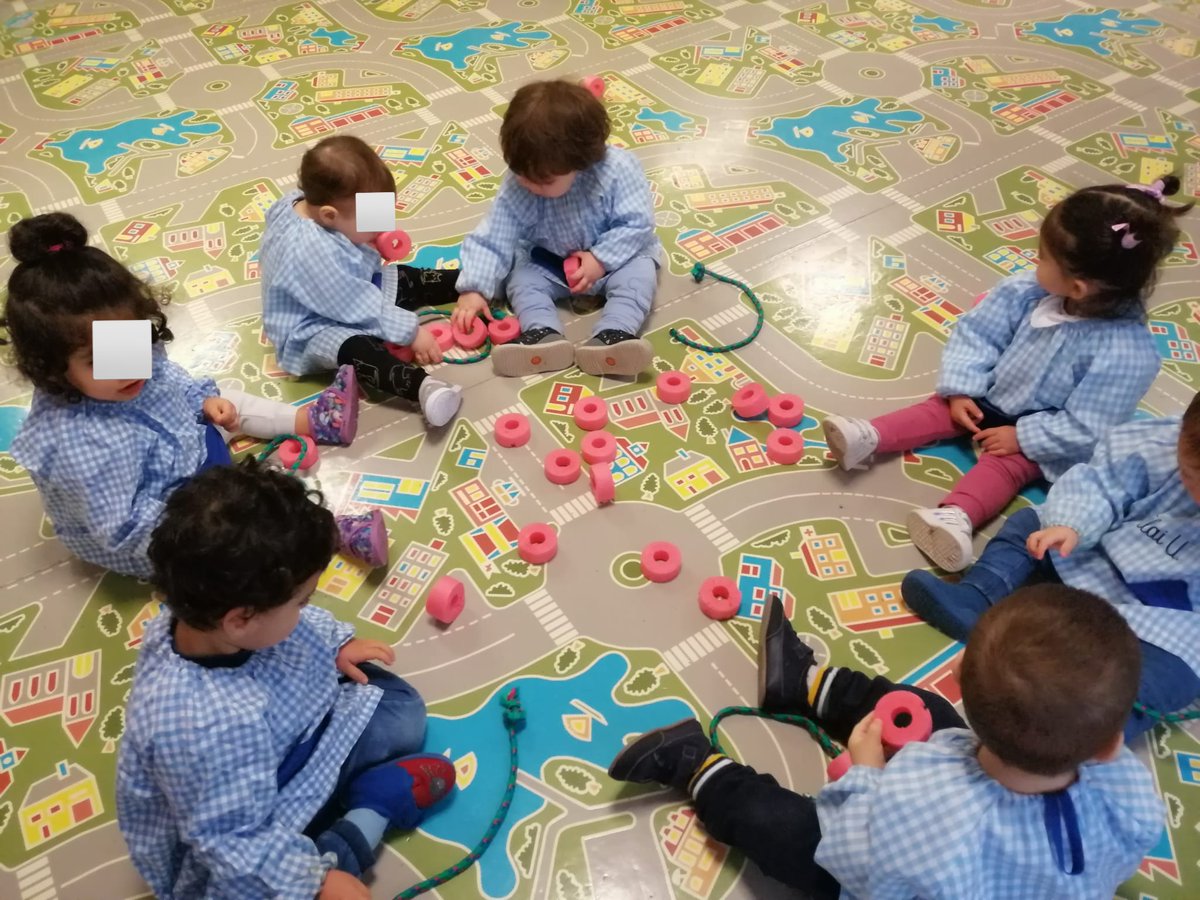 Kilkirbi's tweet photo. Psicomotricidad fina en el grupo de medianos 😊... Hoy tarea difícil 🫣: en la realización de la acción de "enhebrar" se practica la coordinación visomotriz 👀🤏🏽
Ondo!!! 🤩👏🏽👏🏽
#psicomotricidadfina https://t.co/PeEYg1qdPZ