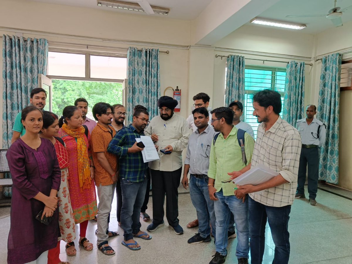 ainrsc's tweet photo. #NonNetFellowshipHike
शोध छात्र की यही गुणवत्ता
मनरेगा से कम है भत्ता
@VCofficeBHU को कई बार ज्ञापन व लंबे प्रदर्शन के बाद भी शोधार्थियों की मांग को नजरंदाज करना सही नहीं है
@narendramodi के "जय अनुसंधान" के राह में कांटा है रू ८०००/- की शोध वृत्ति।@mamidala90 जल्द विचार करें। https://t.co/YnWpFn4SYV