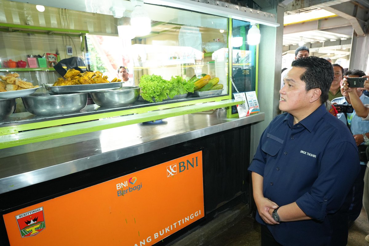 erickthohir's tweet photo. Yang hobi kulineran seperti saya, ada yang baru nih Bukittinggi. Kawasan Kuliner Stasiun Lambuang! ada 116 gerai kuliner di lahan PT KAI yang diubah jadi pusat kuliner. 

Yang lagi liburan ke sini, jangan sampe gak mampir ke sini. Dijamin enak-enak! https://t.co/kdyTrfYppn