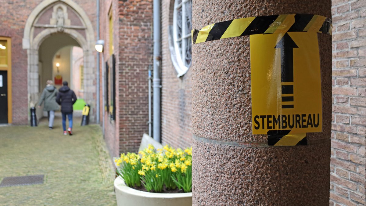 Vandaag kun je stemmen tijdens het referendum over de Nota Uitwerking parkeerregulering. De stembureaus zijn open van 7.30 tot 21.00 uur. Je kunt op 75 plekken in Haarlem stemmen. 👉 Kijk voor meer info op haarlem.nl/referendum