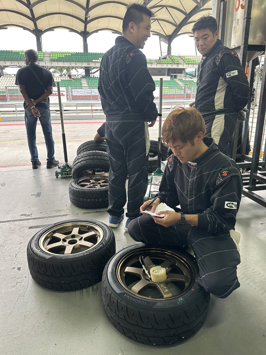 HAZARD_RACING_'s tweet photo. 働きたい人募集〜

整備、鈑金、塗装、チューニング等、
車好きで興味ある人募集中。

レーシングメカニックに興味ある人も、
同時募集してます。
スーパー耐久、スーパーGT、スーパーフォーミュラー、GTワールドチャレンジアジア、86BRZプロクラス　等に参加してます。

興味ある方、DM待ってます。

#HAZARDRACING
#人員募集
#レーシングメカニック
#車好き
#レース好き