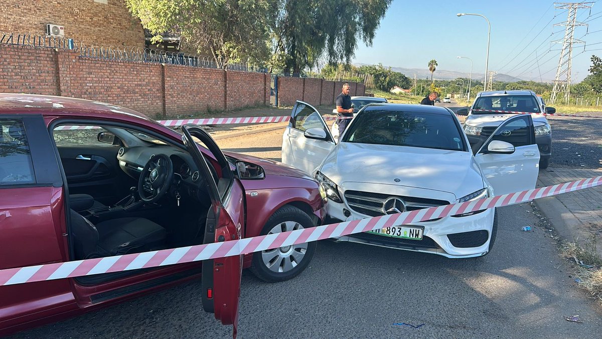 Abramjee's tweet photo. Kidnapped:

Zahraa Mohamed
(17) and Mohamed Batavia (19).

They were taken by armed men in a white POLO.

#CrimeWatch https://t.co/3kZmnMoHut