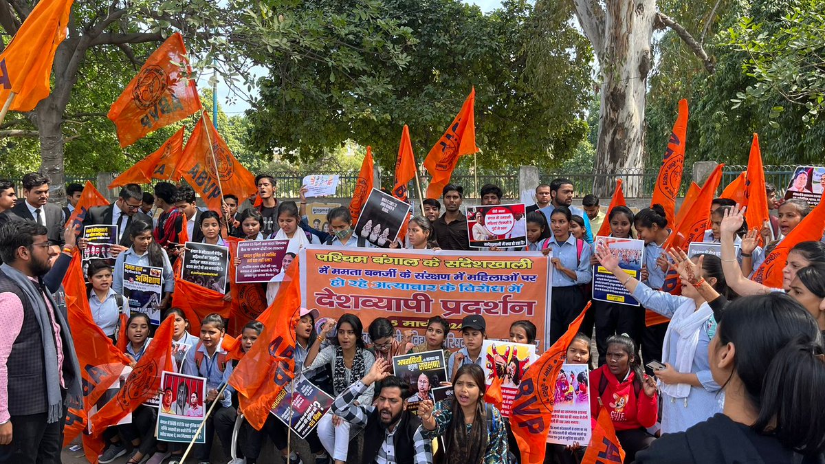 ABVPVoice's tweet photo. ब्रज प्रांत में अभाविप आगरा महानगर इकाई के कार्यकर्ताओं ने पश्चिम बंगाल के संदेशखाली में टीएमसी नेताओं द्वारा महिलाओं पर किए गए अत्याचारों के विरोध में धरना-प्रदर्शन कर जिलाधिकारी के माध्यम से राष्ट्रपति महोदया को ज्ञापन भेजा। 

#Justice4Sandeshkhali #ABVP https://t.co/2lXrr4Y9ud
