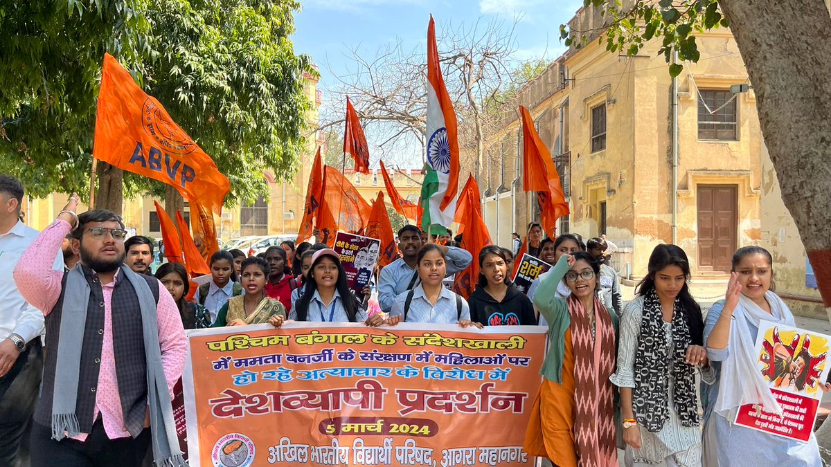 ABVPVoice's tweet photo. ब्रज प्रांत में अभाविप आगरा महानगर इकाई के कार्यकर्ताओं ने पश्चिम बंगाल के संदेशखाली में टीएमसी नेताओं द्वारा महिलाओं पर किए गए अत्याचारों के विरोध में धरना-प्रदर्शन कर जिलाधिकारी के माध्यम से राष्ट्रपति महोदया को ज्ञापन भेजा। 

#Justice4Sandeshkhali #ABVP https://t.co/2lXrr4Y9ud