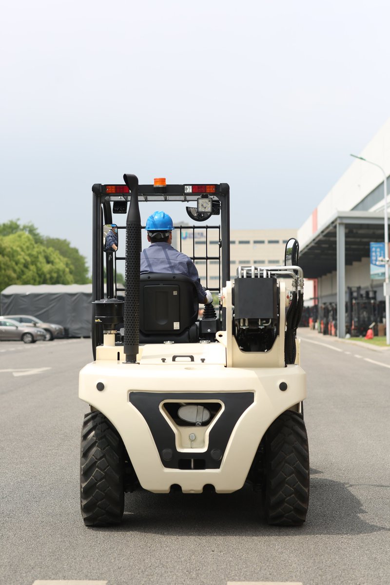 DamonLee1995's tweet photo. Compact Telehandler, better choice for materials handling job! #forklift #teletruck #telehandler https://t.co/KRBB3PnEwf