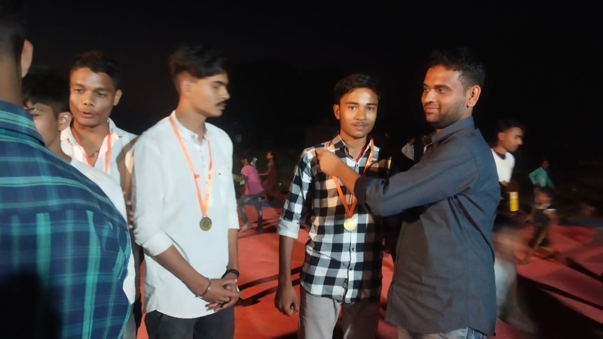 नेहरू युवा केंद्र नरसिंहपुर द्वारा ब्लॉक स्तरीय खेलकूद प्रतियोगिता का आयोजन किया गया, जिसमें युवाओं ने बढ़-चढ़कर हिस्सा लिया। कार्यक्रम की समाप्ति पर विभिन्न प्रतियोगिताओं के विजेताओं को पुरस्कृत किया गया। #SportsCompetition⚽️🏃‍♂️🏑 #NYKS #MadhyaPradesh