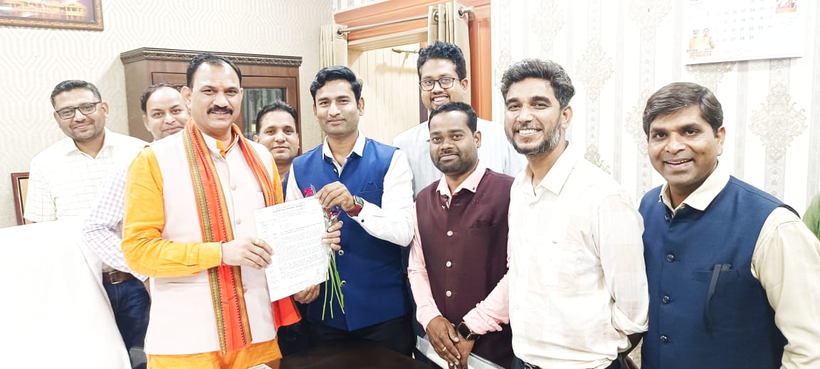 Suresh Patel (@sureshp05249600) on Twitter photo <a href="/narendramodi/">Narendra Modi</a> आदरणीय मुख्य मंत्री <a href="/ChhattisgarhCMO/">CMO Chhattisgarh</a>, स्वास्थ्य मंत्री <a href="/ShyamBihariBjp/">ShyamBihari Jaiswal</a>, वित्त मंत्री <a href="/OPChoudhary_Ind/">OP Choudhary</a> <a href="/ShrivasGouri/">Gouri Shanker Shrivas</a> , महोदय 25000 स्वास्थ्य फेडरेशन के स्वास्थ्यकर्मियों का हड़ताल अवधि का वेतन सरकार बने 3 माह होने के बाद तक नही दिया गया है । हम भी हैं मोदी का परिवार <a href="/narendramodi/">Narendra Modi</a> आदरणीय मुख्य मंत्री <a href="/ChhattisgarhCMO/">CMO Chhattisgarh</a>, स्वास्थ्य मंत्री <a href="/ShyamBihariBjp/">ShyamBihari Jaiswal</a>, वित्त मंत्री <a href="/OPChoudhary_Ind/">OP Choudhary</a> <a href="/ShrivasGouri/">Gouri Shanker Shrivas</a> , महोदय 25000 स्वास्थ्य फेडरेशन के स्वास्थ्यकर्मियों का हड़ताल अवधि का वेतन सरकार बने 3 माह होने के बाद तक नही दिया गया है । हम भी हैं मोदी का परिवार