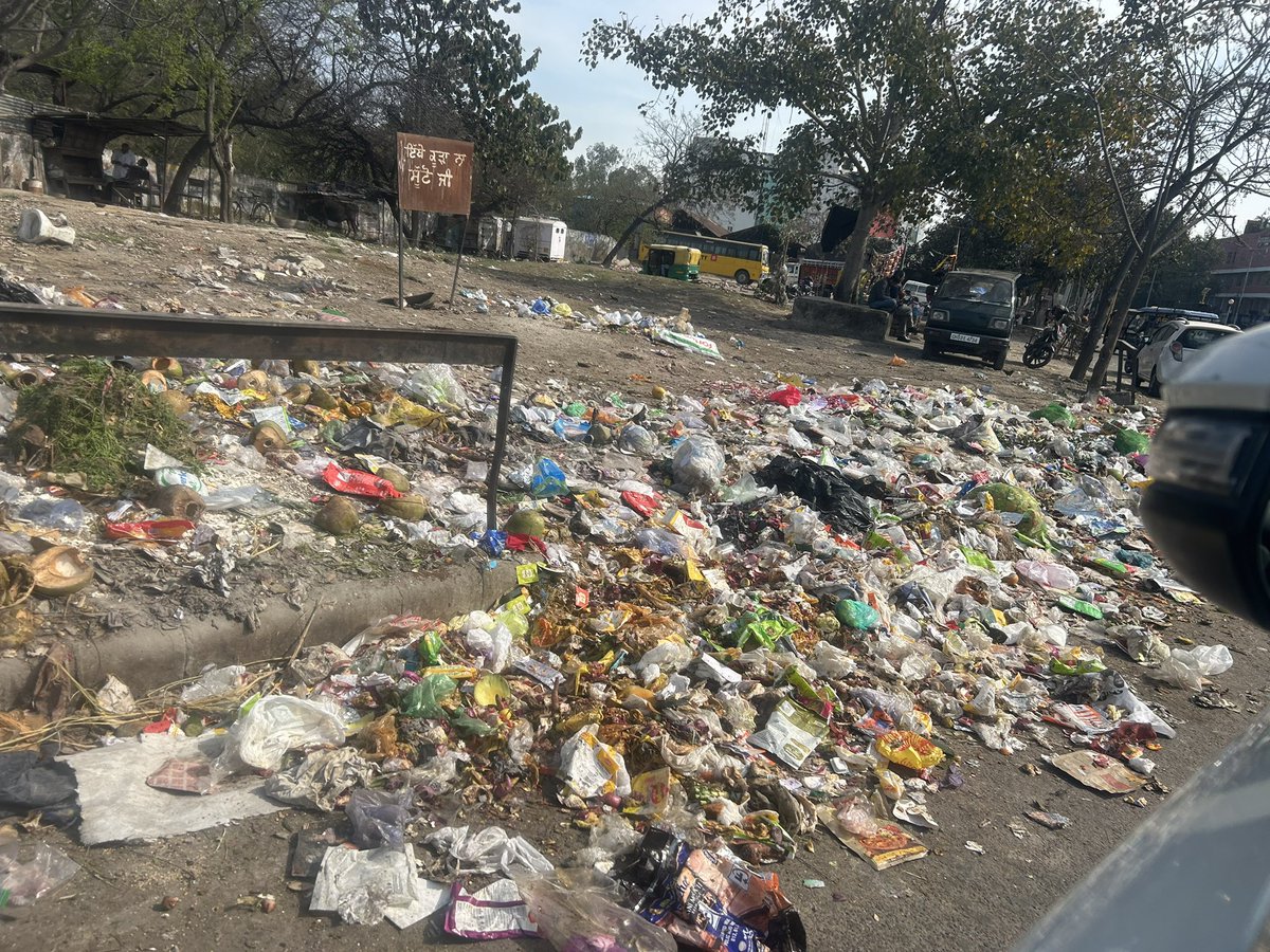 kanny24's tweet photo. @MCMohaliSBM @dcmohali @KulwantSASNagar 

SAS NAGAR WELCOMES YOU WITH AN UNATTENDED TRASH, AT THE ROAD WHICH CONNECTS FROM PALSORA.

I would like the authorities to take strict action. Many a time cattle is also seen eating waste. This is highly toxic . https://t.co/nOQY1j09aX