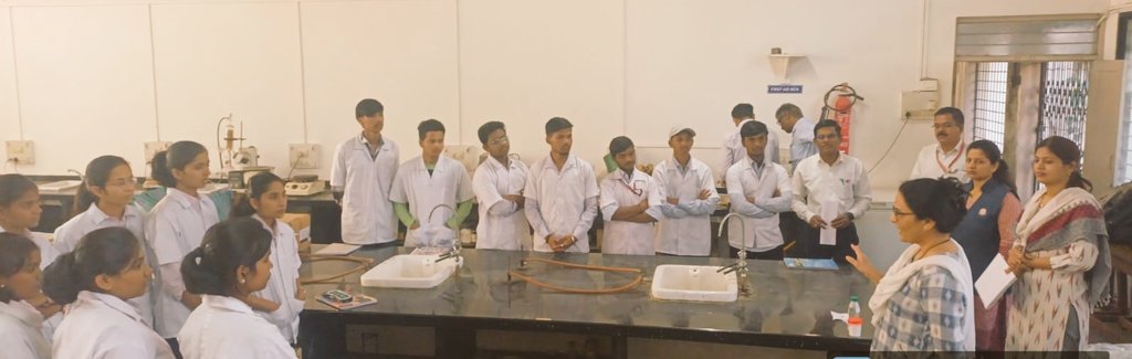 MSDEEDIISERPune's tweet image. #MS_DEED Student_Teacher workshop #KTHM #MVPS #Nashik
Getting to know your subject through inquiry! Subject specific open ended labs... trying to &apos;develop thought&apos; than &apos;pass on information&apos;🤗👍🏻🙏🏻