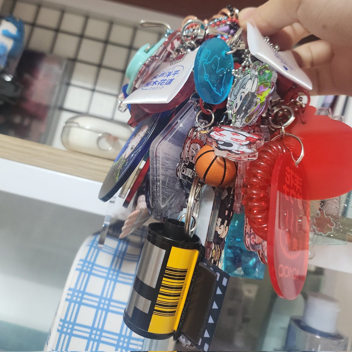 키링 놓을 자리가 없어서 이어폰 부속품 강탈함 사실 아직 몇 개 더 끼워야돼