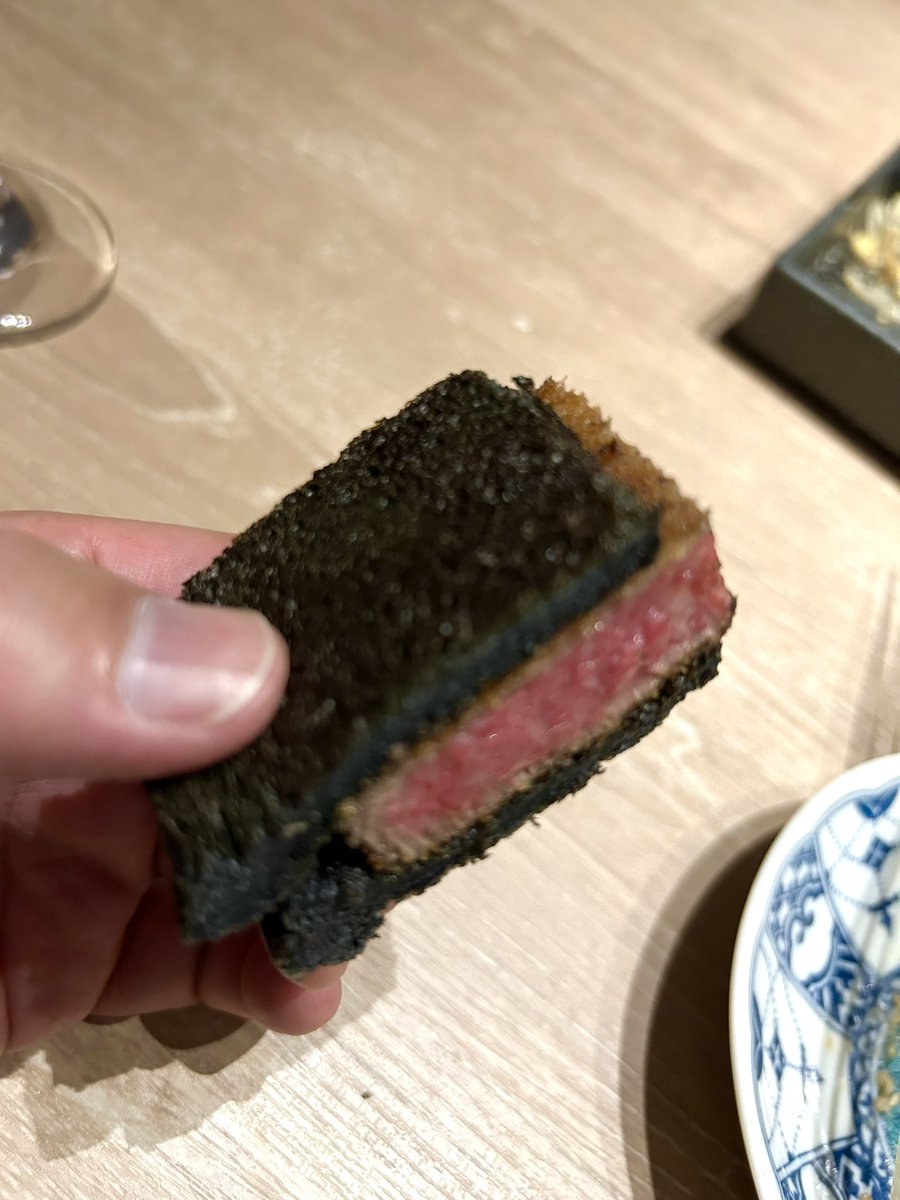 yamachan_mxsxm's tweet photo. キングオブモルックのユニフォームスポンサーSNOWDROP社長様とご飯。美味しいお肉ご馳走様でした。竹炭パンのカツサンドめちゃ美味。芋焼酎『魔王』ロックダブル（1杯3千円）おかわりしまくってすいません。引き続きこの夏キンモルが挑戦する世界大会函館の応援宜しくお願いします！シャンプー貰った！ https://t.co/yf0L8hZuFh