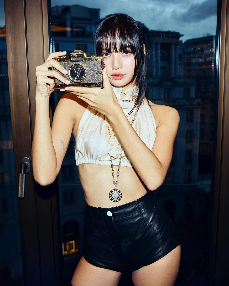 WORLDMUSICAWARD's tweet photo. #BLACKPINK's #Lisa shares new pic in Paris for Fashion week, rocking #LouisVuitton with the caption : "Work in progress @nicolasgerardin"!  👏📸✨💫🌟🗼🇫🇷👑❤️‍🔥
#LISAxLVFW24
#LVFW24
#LouisVuitton
@wearelloud
@LouisVuitton
@BLACKPINK https://t.co/ezb1KvinAN