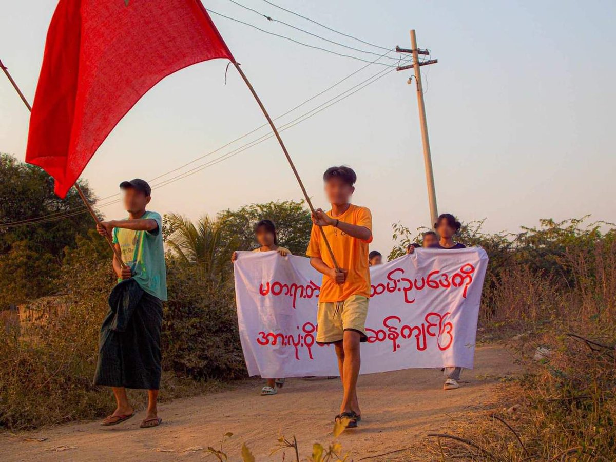Lay24149002's tweet photo. An anti-coup revolutionary protest somewhere in Sagaing region.  #2024Mar5Coup #FacebookDown #WhatsHappeningInMyanmar https://t.co/fsoE04MjA6