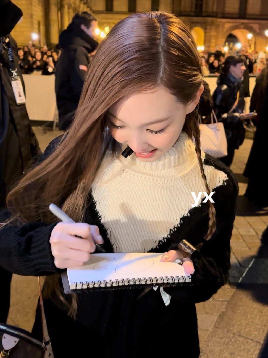 mnymilf's tweet photo. SHE’S BITING THE CAP I FEEL SICKK

NAYEON GRACES LV
#NAYEONxLVFW24
#ParisFashionWeek #LVFW24        @LouisVuitton @JYPETWICE https://t.co/wLtzaPcUAG