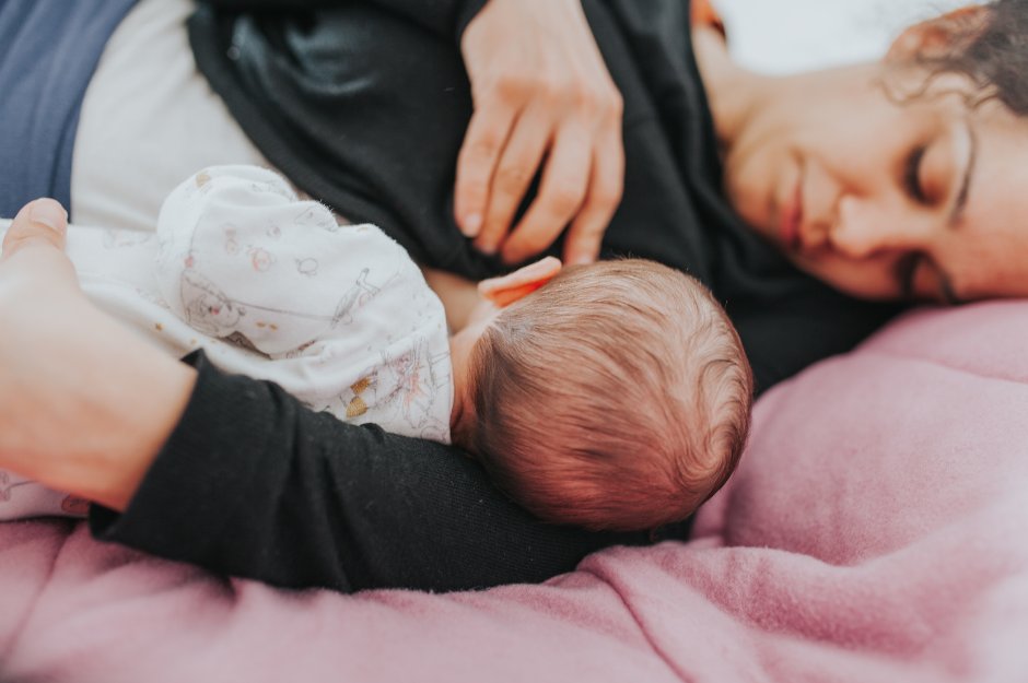 Breastfeeding babies on a 3-4 hourly schedule does not teach them to sleep longer at night You can trust your baby to take what they need, when they need it, to support their growth and development. Kent et al, 2006: doi.org/10.1542/peds.2…