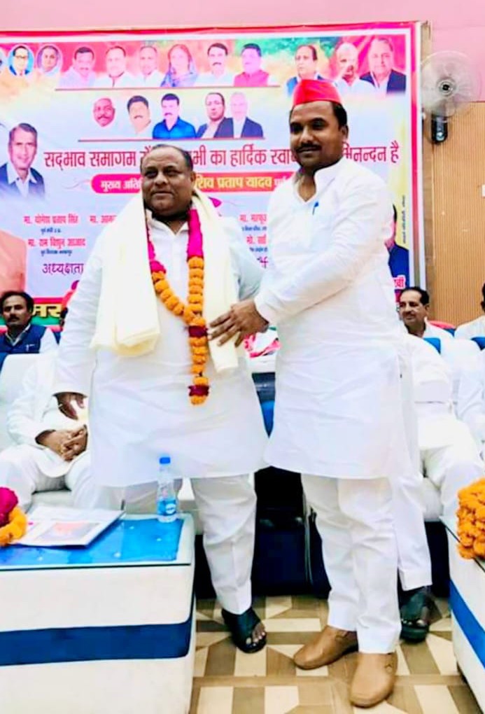 Masoodalamkhann's tweet photo. #यादें
मेरे द्वारा प्रतिवर्ष होली से पूर्व किए जाने वाले सद्भाव समागम कार्यक्रम जिसमे गरीब परिवारों  को उपहार वितरित होते है  2021 में हुए सद्भाव समागम में  पूर्व मंत्री डा0 एस पी यादव जी व पूर्व मंत्री पंडित सिंह जी मुख्य अतिथि थे 
दोनो जननेताओं को श्रद्धांजलि
@yadavakhilesh https://t.co/5sTJQMAosU