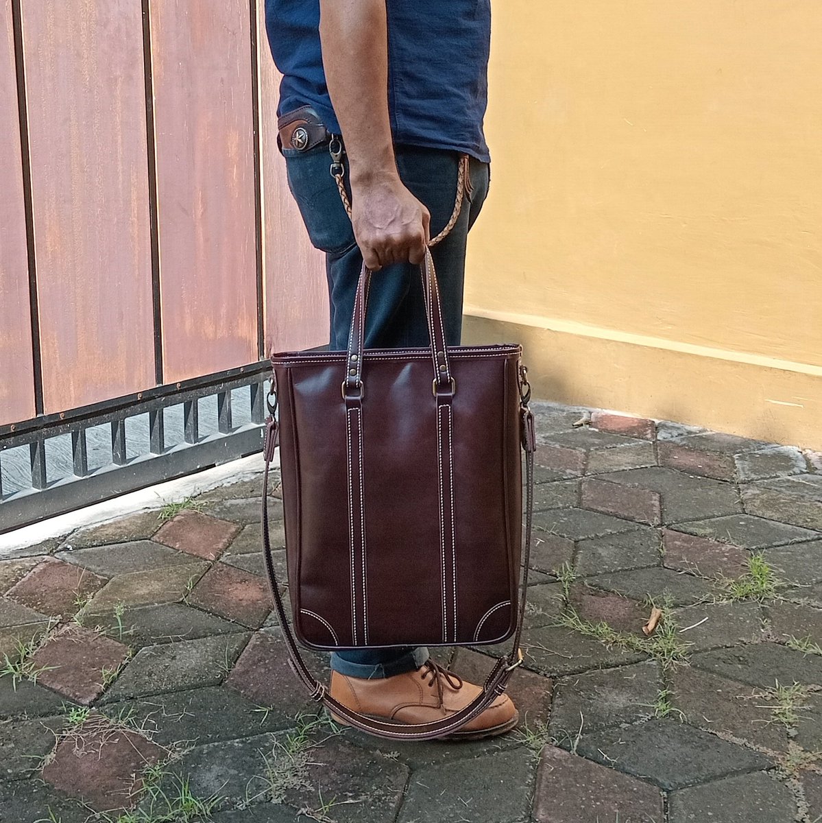 [ Leather Bag ]

Tote Bag ✅️
Crossbody Bag ✅️
Backpack ✅️

●
#ARMyLeather
#leathergoods #leathercraft #leatherwork #genuineleather #craftsmanship #totebag #taskulit #leatherbags #dailygoods #dailyessentials #gresik #indonesialeathergoods #madeinindonesia