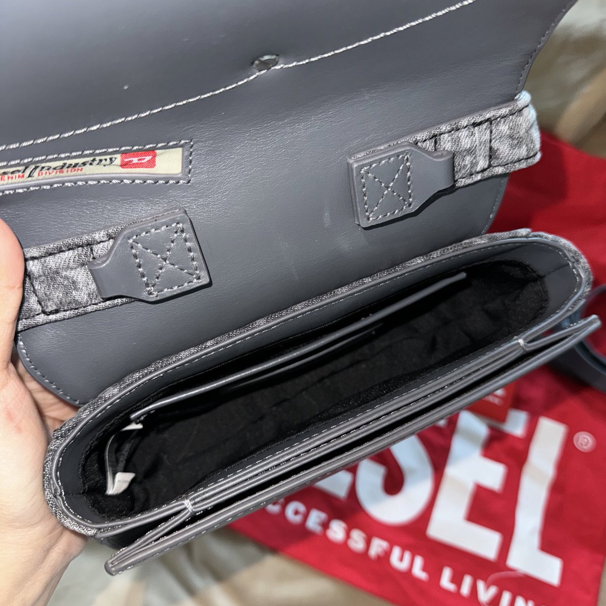 ขออนุญาติปล่อยของส่วนตัวค่า ❌ Diesel 1DR gliter ซื้อจากเกาหลี ถือน้อยมาก สภาพใหม่ 99% ไม่มีตำหนิ ✨

อปก : ถุงผ้า สายยาว การ์ด ( ไม่มีใบเสร็จ ) 

18k นัดรับได้ค่ะ