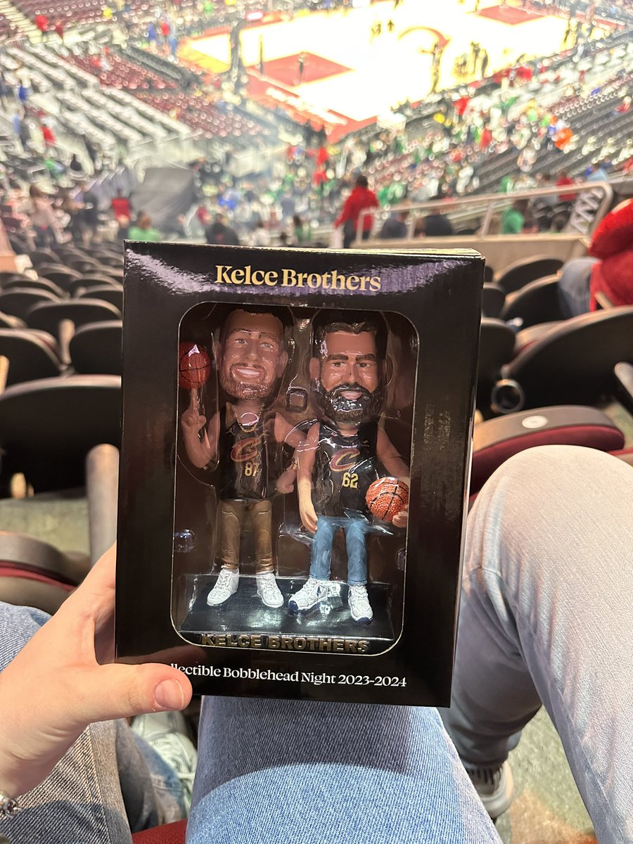 ‼️ GIVEAWAY ‼️ win a Kelce brothers bobble head all you need to do is: - RT this - Be following me that’s it! I will contact the winner on Friday at 8:00 pm ET
