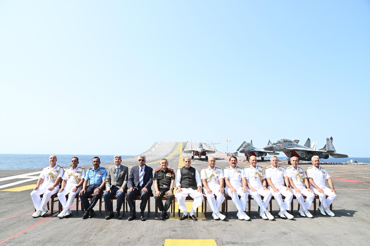 IndiannavyMedia's tweet image. 🌊Naval Commanders&apos; Conference 2024/ 1
🗓️0⃣5⃣ Mar
The maiden edition of  CC 24/1 was inaugurated by the Hon&apos;ble Raksha Mantri @rajnathsingh onboard 
#INSVikramaditya. The Hon&apos;ble RM interacted with all naval commanders and other distinguished visitors onboard the carrier which…