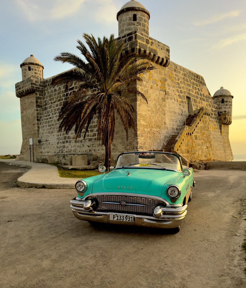 In #Cuba! 🇨🇺👍🏻😍 #vintage #classiccar #havana #seashore #vintage #vehicle #classiccar #classic #travelphotography #beautiful #photography #natgeo #natgeophotos #nikonoutdoors #thephotohour #nikonusa #natgeoyourshot #zcreators #patina_transport  @riyets @discovery