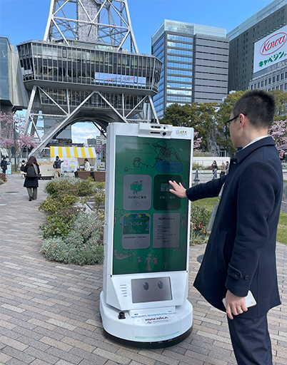 SmartRoboticsJP's tweet image. 第三弾【動くデジタルサイネージAdRobot】の実証実験がHisaya-oodori Parkで行われました。自律走行しながら公園内のMAPやショップ情報を表示します。非接触機能を搭載している為、画面に触れずに操作ができ、衛生面でも安心です。＃サービスロボット　＃自律走行ロボット 　smartrobotics.jp/news/2024/0305