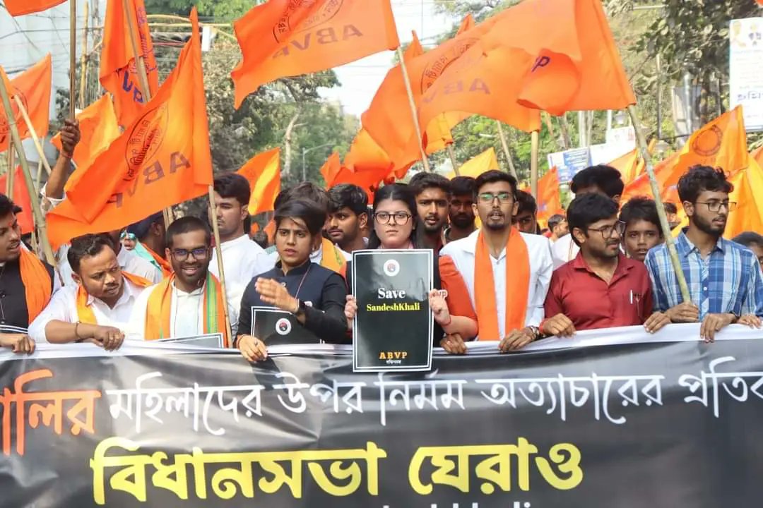 ABVPBirbhumDist's tweet photo. সন্দেশখালির মহিলাদের উপর নির্মম অত্যাচারের প্রতিবাদে "বিধানসভা ঘেরাও"- অভিযান।উপস্থিত ছিলেন ABVP রাষ্ট্রীয় সম্পাদিকা সুশ্রী শালিনী বর্মা , রাষ্ট্রীয় সম্পাদিকা সুশ্রী শিবাঙ্গি খাড়ওয়াল, দক্ষিণবঙ্গ রাজ্য সম্পাদক অনিরুদ্ধ সরকার মহাশয় এবং  CWC সদস্য শ্রী শুভব্রত অধিকারী মহাশয়। https://t.co/QxVuiNT6B4