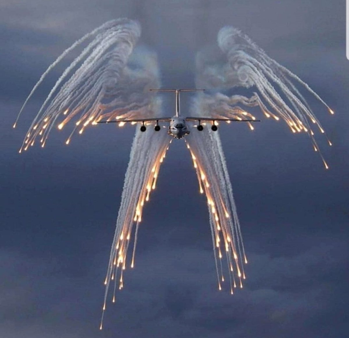 The flare patterns of this aircraft looks like angel's wings