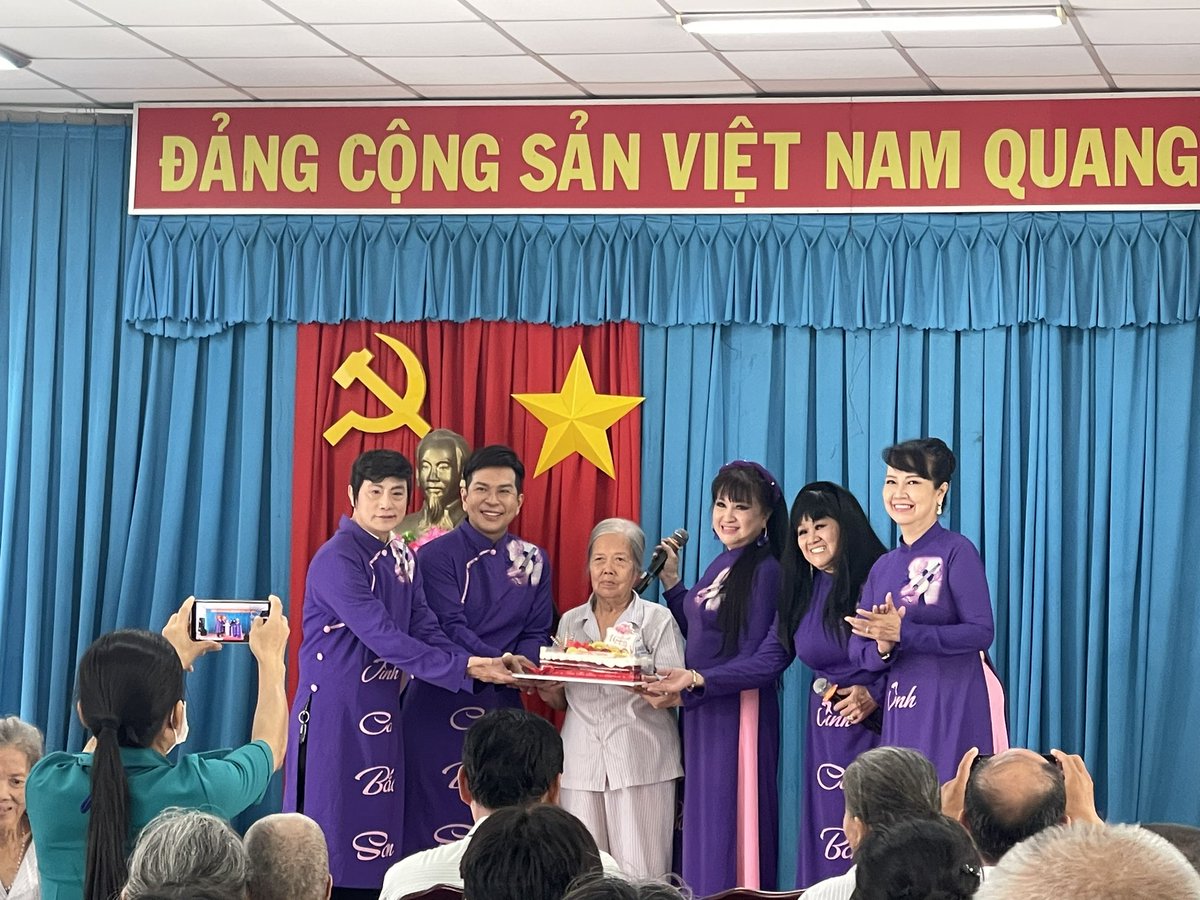ThuyHoa1993's tweet photo. Mời mn xem văn nghệ cùng em ạ… #vannghe #facebookdown #beauty #cailuong https://t.co/xOogDY44pX