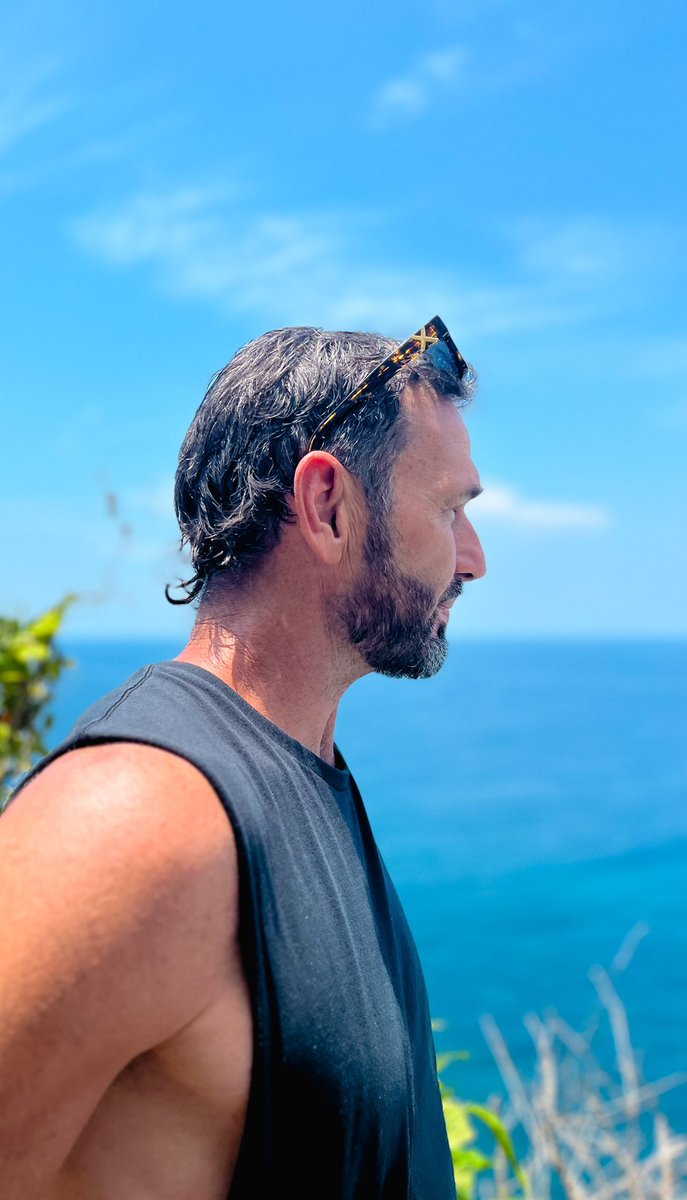 Staring out at the big blue and thinking about the great things coming in this year. 

#FutureReady #captainjchambers #jasonchambers  #belowdeck #Bravotv #belowdeckdownunder #padi