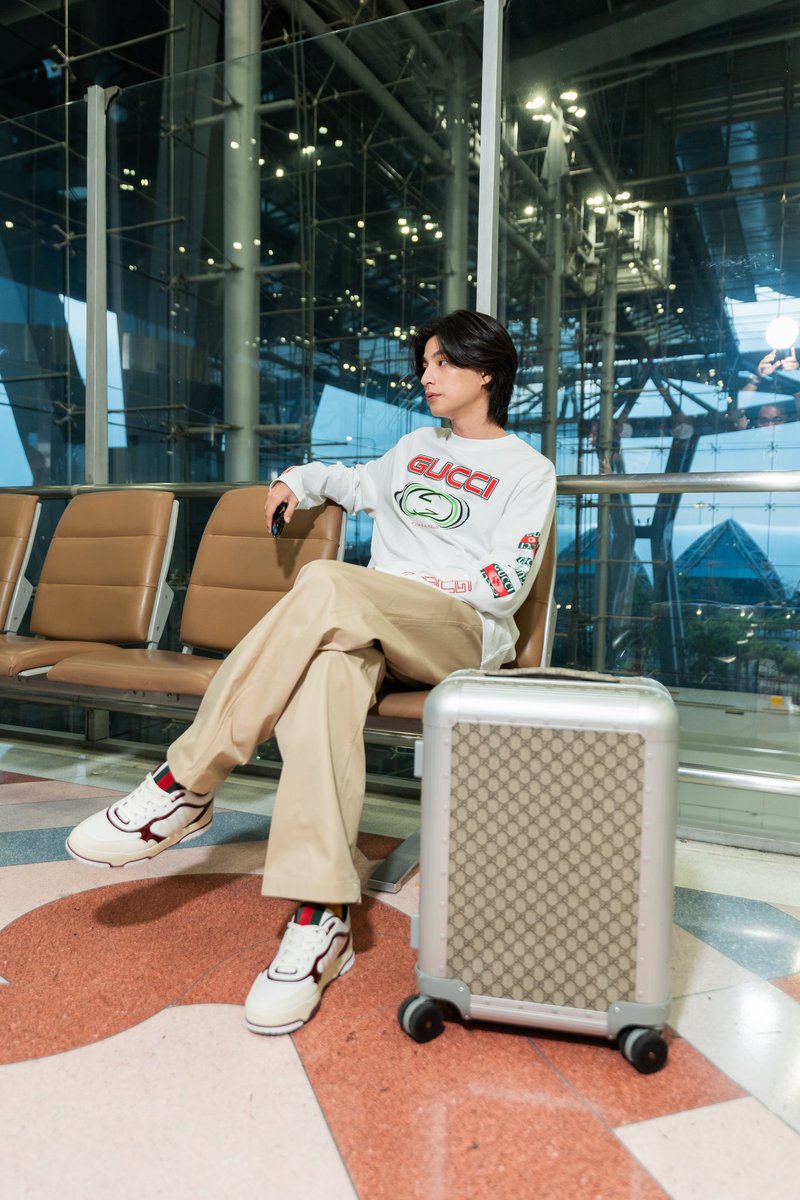 พร้อมเดินทาง ✈️ "กลัฟ คณาวุฒิ" แบรนด์แอมบาสเดอร์คนล่าสุดของ Gucci มาในแอร์พอร์ตลุคเสื้อแขนยาวสีขาวพิมพ์ลายจากคอลเล็คชั่น Prefall 2024 แมทช์กับกางเกงขายาว และสนีกเกอร์รุ่น Re-Web พร้อมด้วยกระเป๋าล้อลาก Gucci Porter Cabin Plus Trolley เดินทางสู่ประเทศมาเลเซีย