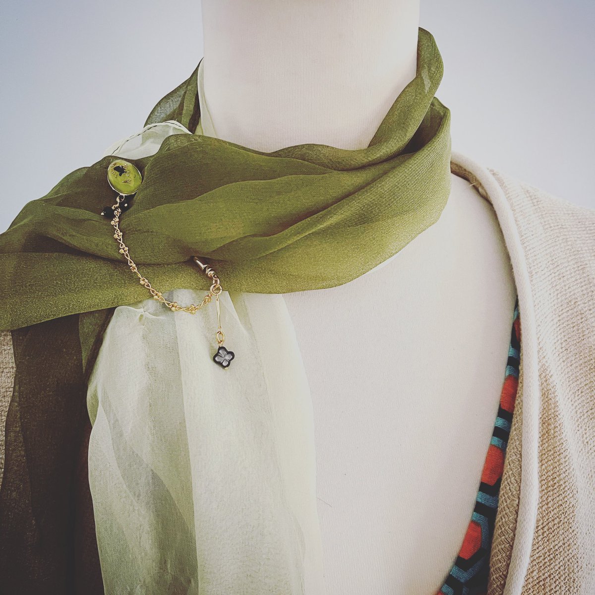 TAMARUSAN_en's tweet image. 【Restock Announcement】
✨ The hawk-patterned hat pin is back in stock! With its powerful design. Attach it to your favorite hat to highlight your individuality. Seize this opportunity to purchase and enjoy the noble spirit of the hawk. #Restocked #HatPin #HawkPattern #Accessory