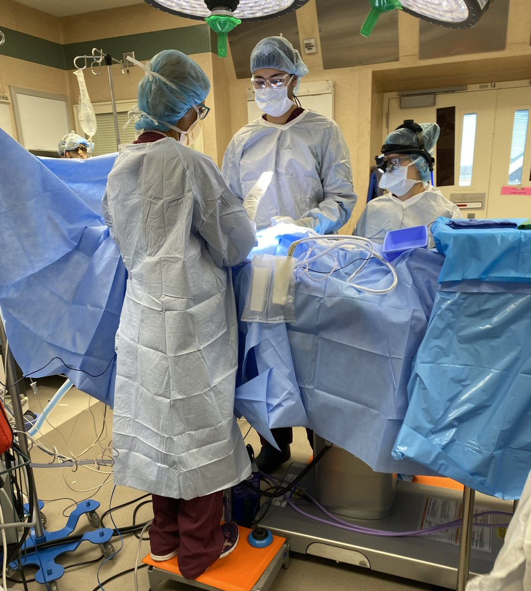 Pre-incision ergonomics time out
Lights: in b/w me and the assistant, one over incision, other from below ✅
Table height: ⬆️to elbow height of tallest person (primary operator) even if most junior team member, steps for me✅
Anti-fatigue mats for all ✅
Pic used with permission