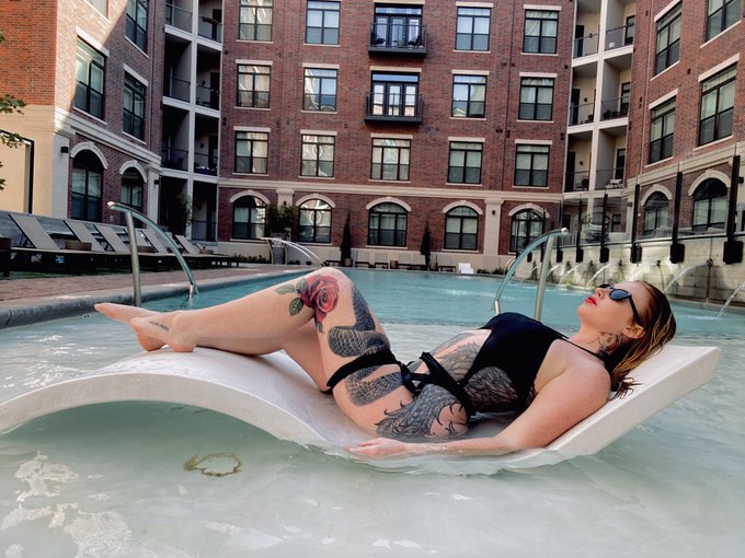 Can some1 help me with sunscreen? 🌞 https://t.co/oksipfOLNb<a href="/tag/vegas"class="tags"><span>#vegas</span></a><a href="/tag/tattoo"class="tags"><span>#tattoo</span></a><a href="/tag/tattoos"class="tags"><span>#tattoos</span></a><a href="/tag/ginger"class="tags"><span>#ginger</span></a><a href="/tag/barbecue"class="tags"><span>#barbecue</span></a><a href="/tag/redheads"class="tags"><span>#redheads</span></a>