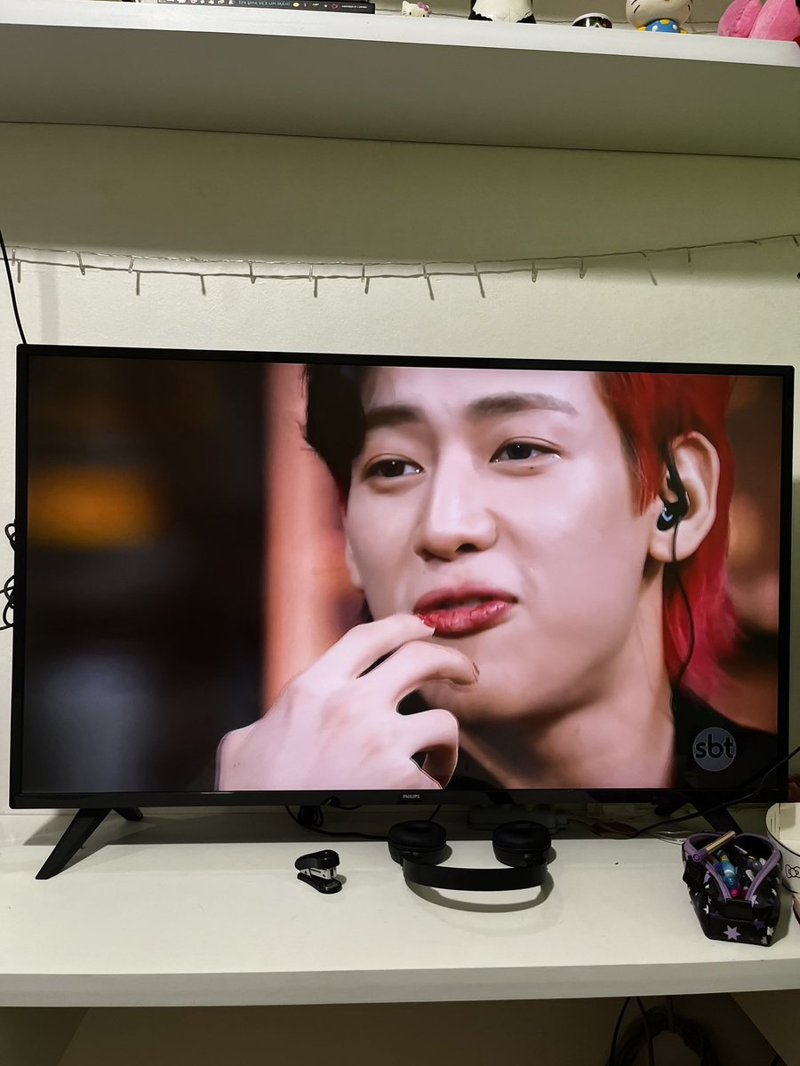 cat_sato7's tweet photo. 🐍: eu não gosto de me ver na tv 

MEU DEUS ELE TODO TÍMIDO 🥹💚
#BamBamnoTheNoite https://t.co/sWEokBA16t