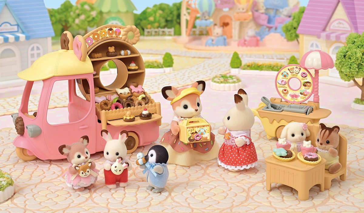 SylvanianJP's tweet photo. 4/13(土)発売の新商品✨
「おとどけ！おいしいドーナツワゴン」

大きなドーナツが目印のデリバリーワゴン、フライヤー、シカの店長さんのセットです♪

くわしくは👇
https://t.co/jXcoJSQIP8

#シルバニアファミリー #シルバニア
#新商品 #ドーナツ #ワゴン #シカ https://t.co/w9hR89IYRk