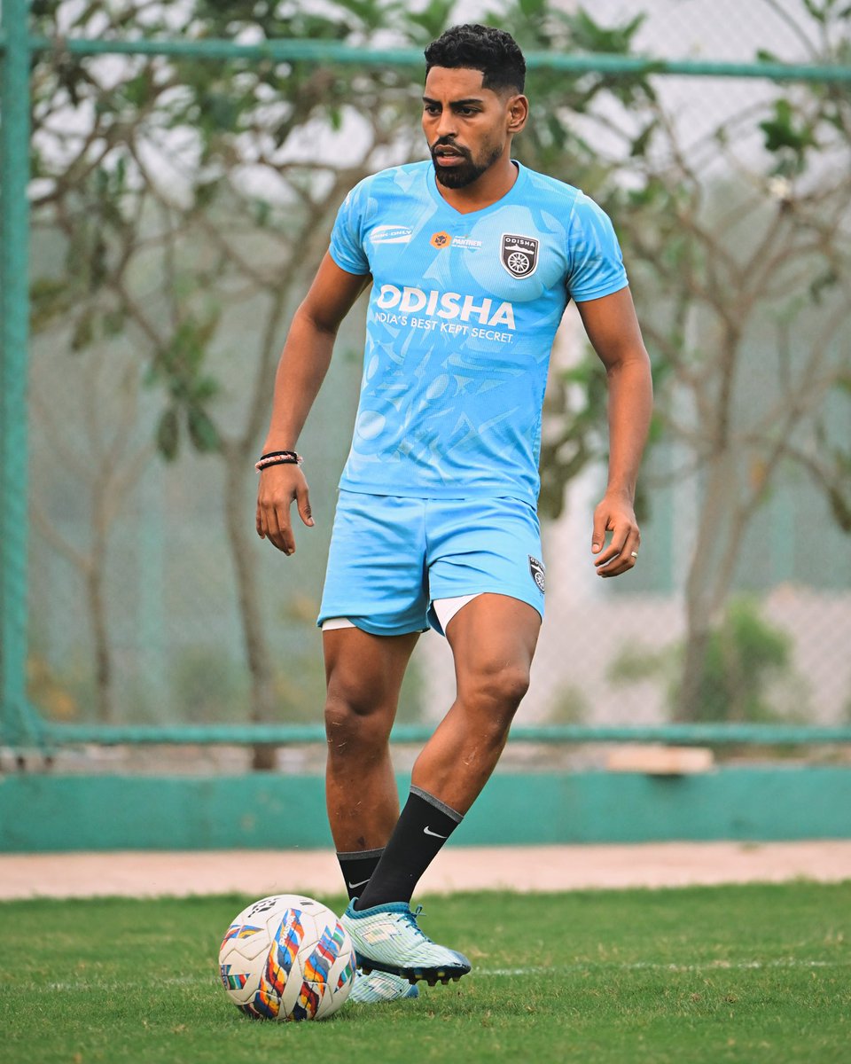 Assistant Coach Floyd Pinto and Captain Roy Krishna have arrived at the Industree Group Stadium to brief the media at the pre-match press conference 🗣️🎙️ #odishAFC #AmTeamAmaGame #KalingaWarriors #OFCInAsia #AFCCup