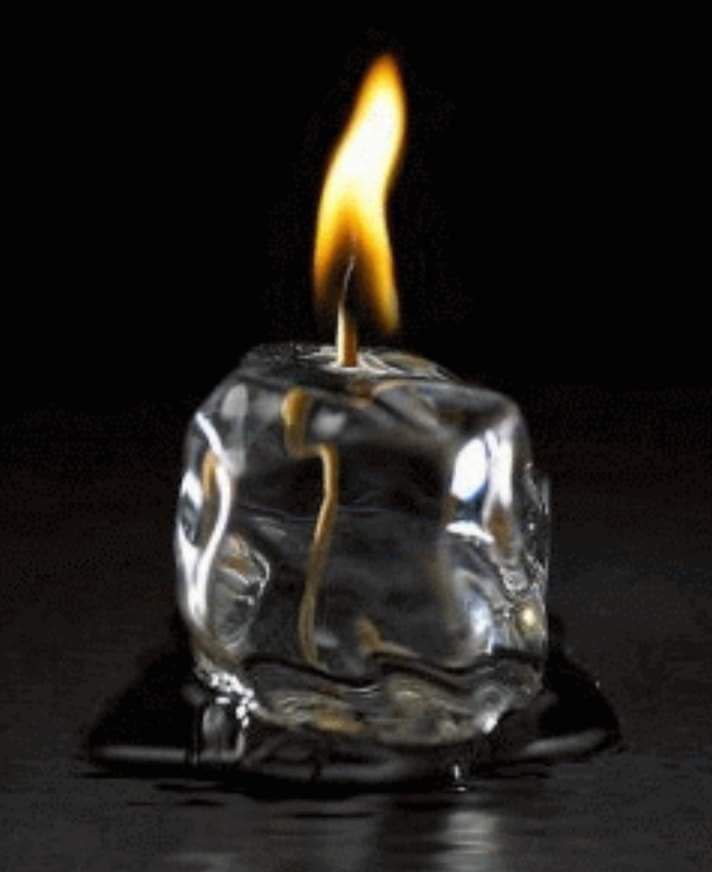 كالشمع نحن ..
نبدو بمظهر صلب وثابت ، ولكن ما إن تمر علينا نيران الذكريات نذوب .. 🥀

#حقيقه