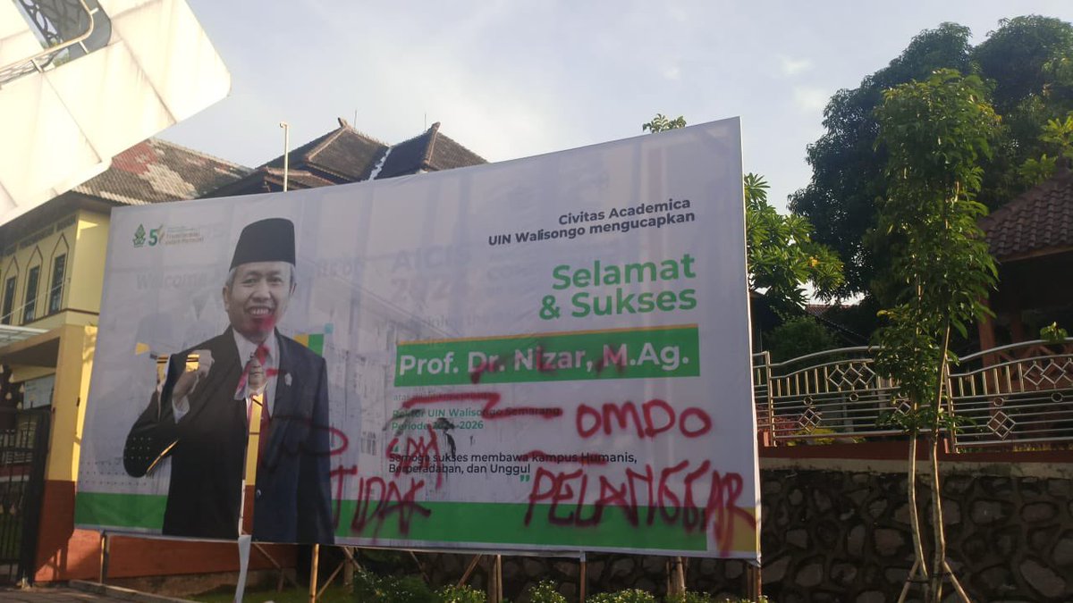 farisbalya_'s tweet photo. @UINvvalisongo @uinwsfess Kerjaane sopo iki ? Hayoo ngakuu https://t.co/iFjaOHuHzQ