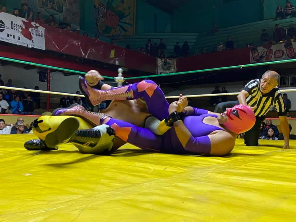 LaTijeraLucha's tweet photo. Dura batalla por la #CopaContienda entre #RockamboleJr y #BrazoCelestial donde se rompen hasta botellas y de tiene la intromisión de los second #SicarioI para ayudar al integrante de la #DinastiaImperial y #ChicoChe, quien sale para defender al de la #DinastiaAlvarado... https://t.co/Bx722JqlUB