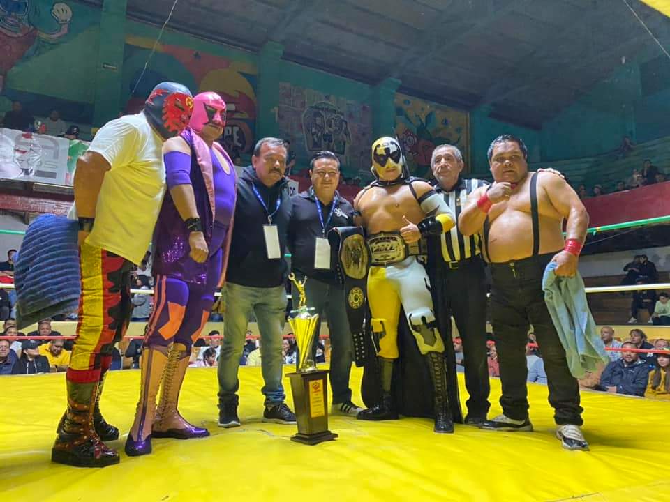 LaTijeraLucha's tweet photo. Dura batalla por la #CopaContienda entre #RockamboleJr y #BrazoCelestial donde se rompen hasta botellas y de tiene la intromisión de los second #SicarioI para ayudar al integrante de la #DinastiaImperial y #ChicoChe, quien sale para defender al de la #DinastiaAlvarado... https://t.co/Bx722JqlUB