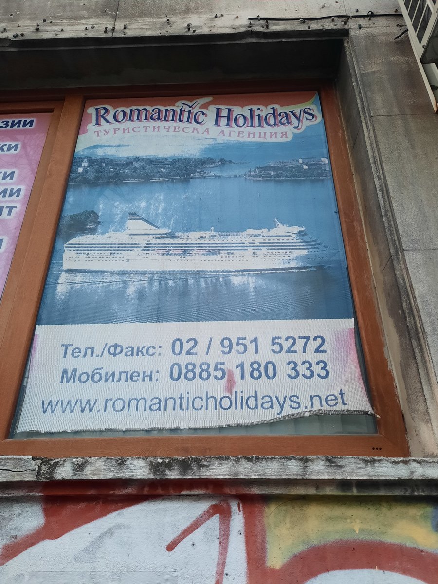 Täällä Sofiassa näytetäänkin mainostettavan "romanttisia lomia" kuvalla Suomenlinnan ohittavasta Silja Serenadesta. Tätä onkin kiva tulla tuijottamaan koti-ikävän yllättäessä.