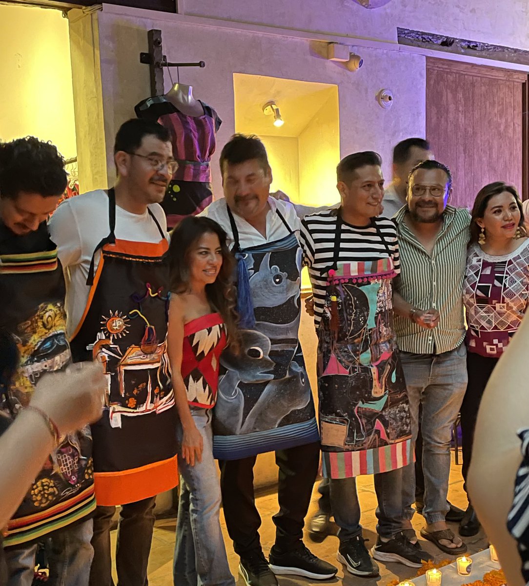 fabi_artetextil's tweet photo. En #Oaxaca tenemos los MEJORES chefs ! Vienen otros a aprender y en el peor de los casos copiar la grandeza de la gastronomía de nuestros pueblos ! Orgullo por nuestra cultura y sapiencia de nuestra gente! #AmoOaxaca #OaxacaDeJuarez ! #LaCulturaElMotorDelPueblo https://t.co/tXB9wy0yGE