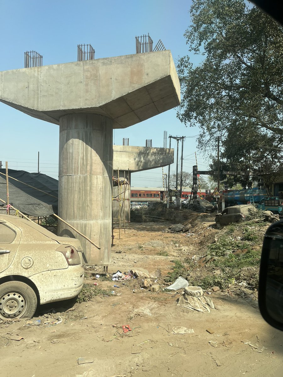 sumittamuly's tweet photo. Have you inquired about the expected completion date of the overbridge project near Panikhaiti police Station?We've been stuck in this traffic for nearly 25 minutes. @himantabiswa @guwahatiplus @gpsinghips https://t.co/YoA5iKxm41