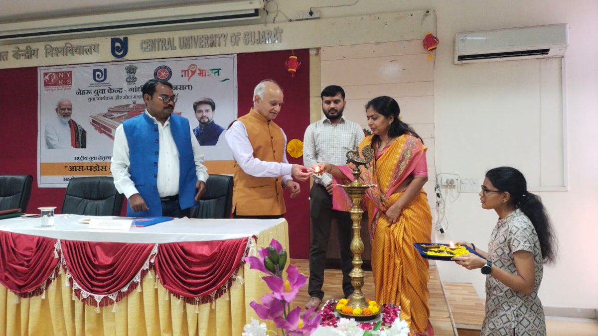 MYBGandhinagar's tweet photo. अड़ोस पड़ोस युवा संसद कार्यक्रम का आयोजन  केंद्रीय विश्वविद्यालय गुजरात की राष्ट्रीय सेवा योजना के सहयोग से किया गया , जिसमें कुलपति श्री रमाशंकर दुबे जी एवं गांधीनगर उत्तर विधायक श्रीमती रीटाबेन पटेल की प्रेरक उपस्तिथि रही । 
@nyksindia @nyksgujarat 
@iRitaPatel https://t.co/FH3BSQwmvC