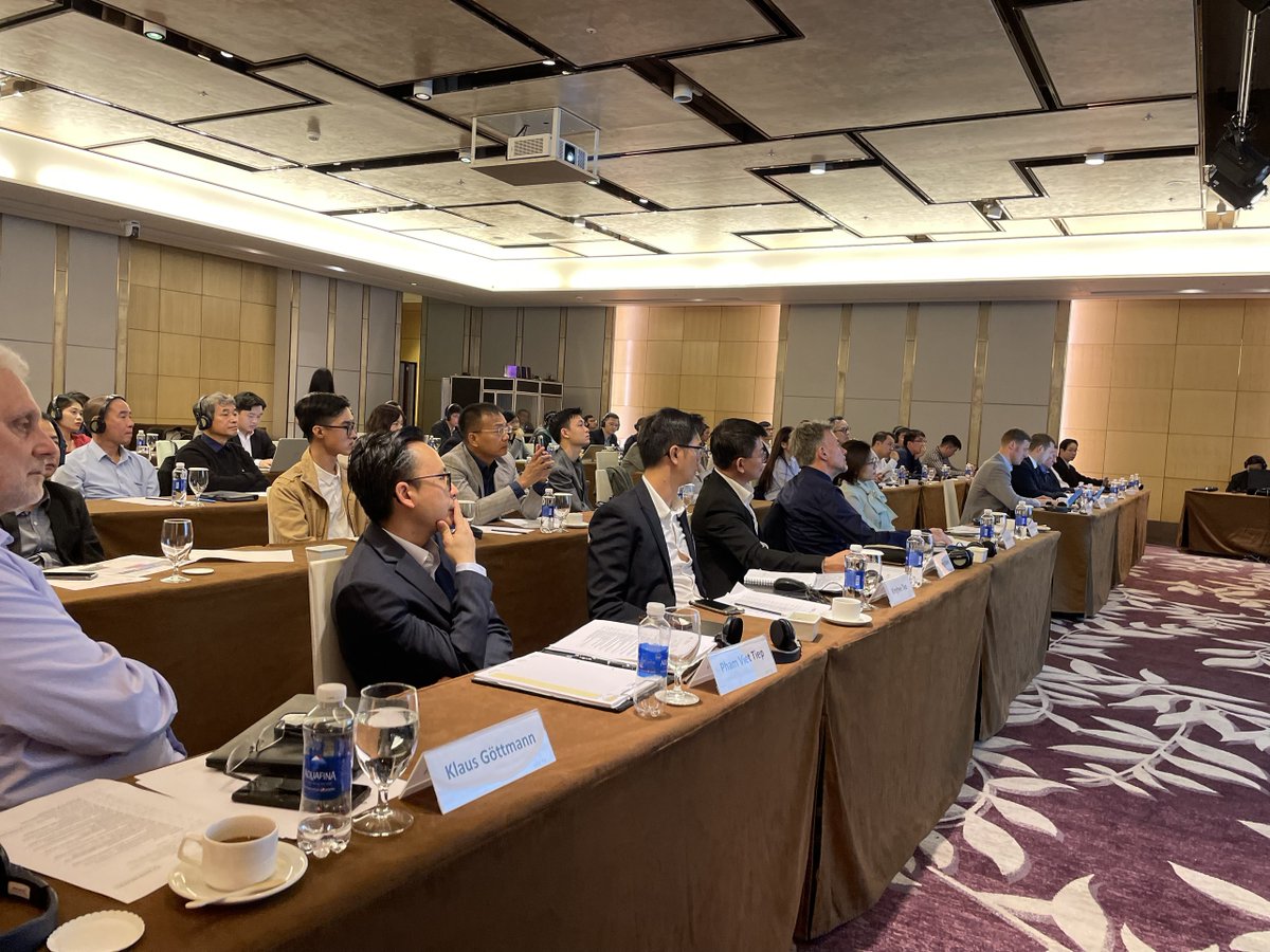 AHKVIETNAM's tweet image. HAPPENING NOW: SYMPOSIUM RAILWAY TECHNOLOGY &quot;MADE IN GERMANY&quot; – OPPORTUNITIES AND CHALLENGES
#AHKVietnam #Delegation #RailwayTechnology #PartnerInVietnam #SpecializedConference #Symposium