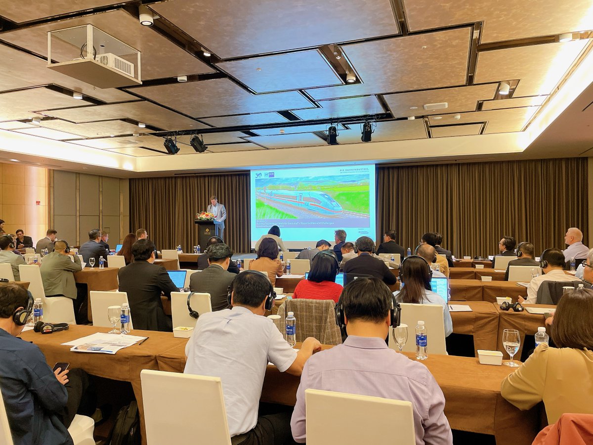 AHKVIETNAM's tweet image. HAPPENING NOW: SYMPOSIUM RAILWAY TECHNOLOGY &quot;MADE IN GERMANY&quot; – OPPORTUNITIES AND CHALLENGES
#AHKVietnam #Delegation #RailwayTechnology #PartnerInVietnam #SpecializedConference #Symposium