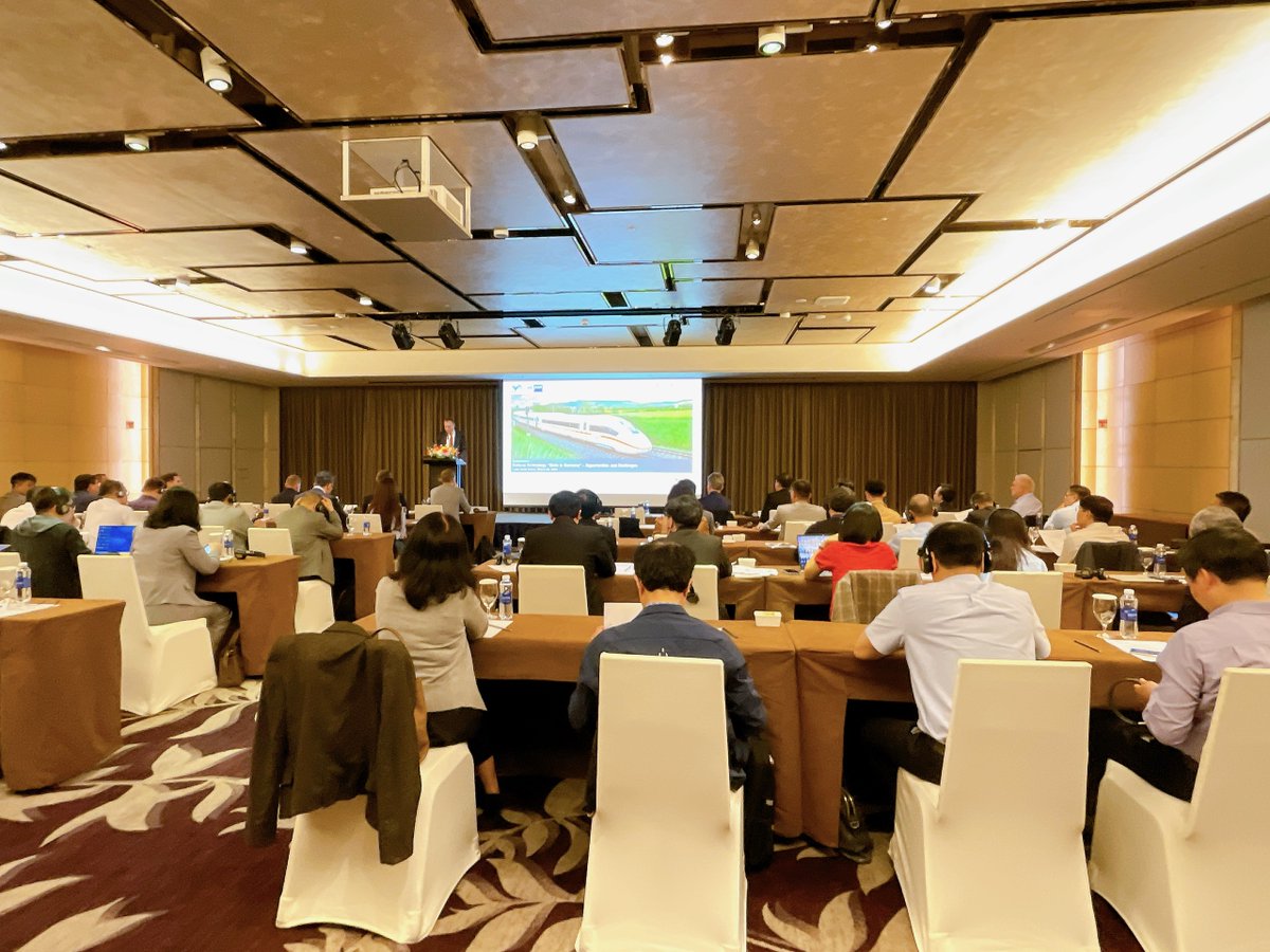 AHKVIETNAM's tweet image. HAPPENING NOW: SYMPOSIUM RAILWAY TECHNOLOGY &quot;MADE IN GERMANY&quot; – OPPORTUNITIES AND CHALLENGES
#AHKVietnam #Delegation #RailwayTechnology #PartnerInVietnam #SpecializedConference #Symposium