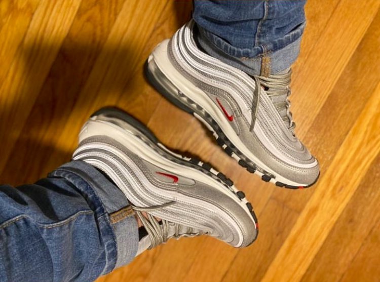 Day 5 of #AirMaxMonth

Is brought to you by a classic 

Air Max 97 “Silver Bullet”

#WDYWT #KOTD #marchMAXness #AIRMAXGANG #snkrsliveheatingup #snkrs