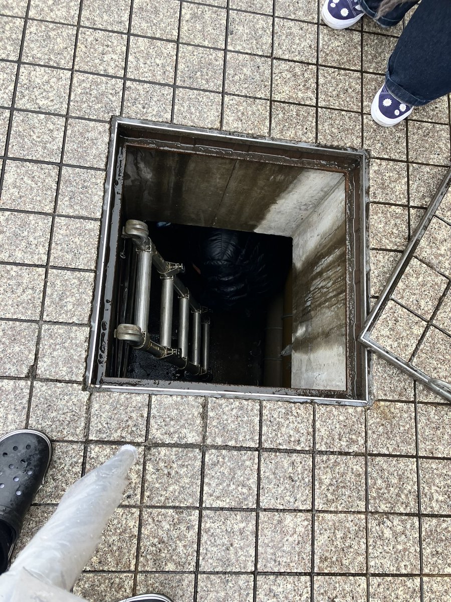 fatdragonista's tweet image. こんにちは。今日は50の下見に行ってきましたよ〜

電源担当の方はこんなところもぐって確認してました。すごい寒い中。

ステージ作るのって大変です。お金もらってるとはいえ危険作業も常に隣り合わせです。

どうか当日もご安全に。無事終わりますように

#50Fes